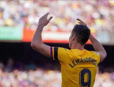 九游娱乐-包含莱万多夫斯基重返赛场，晋级下一阶段首场状态出色，独行侠观众沸腾！观众掌声雷动的词条